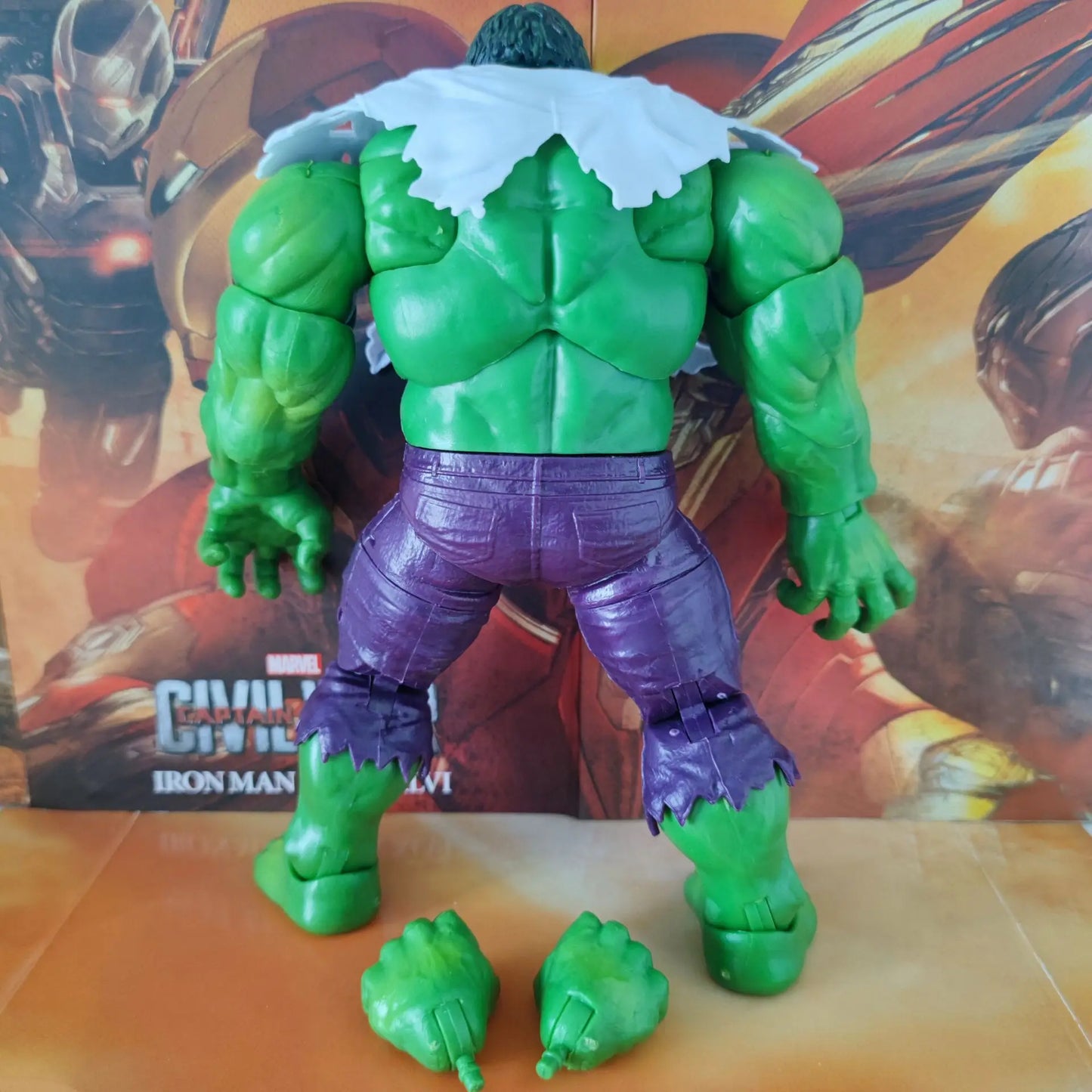 Ruchoma figurka Hulka Marvel Legends 80th — w podartej koszuli, 20 cm