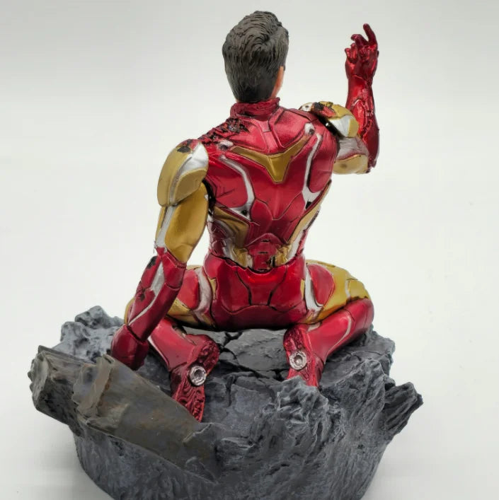 Statua Iron Man MK85 — Tony Stark pstrykający palcami na gruzach