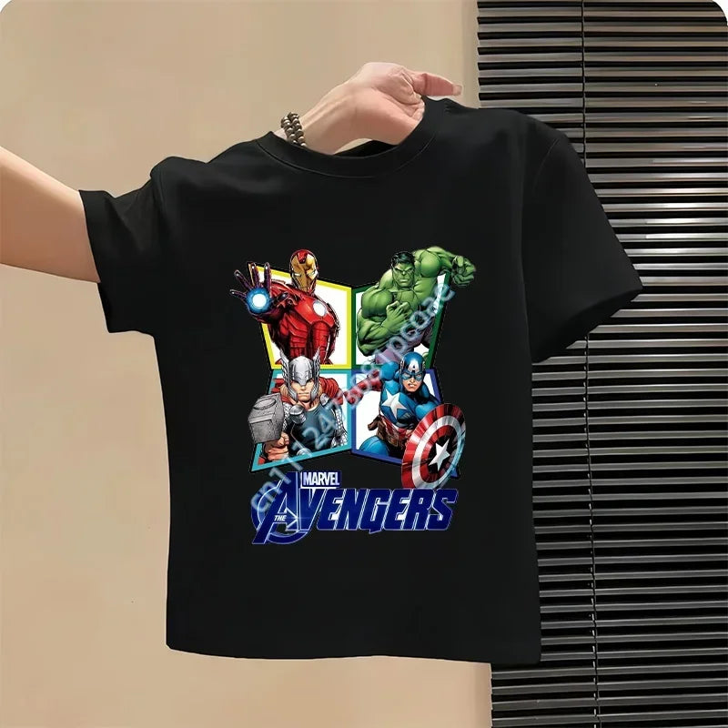 Dziecięcy T-shirt Avengers - wzór z całą grupą, czarny