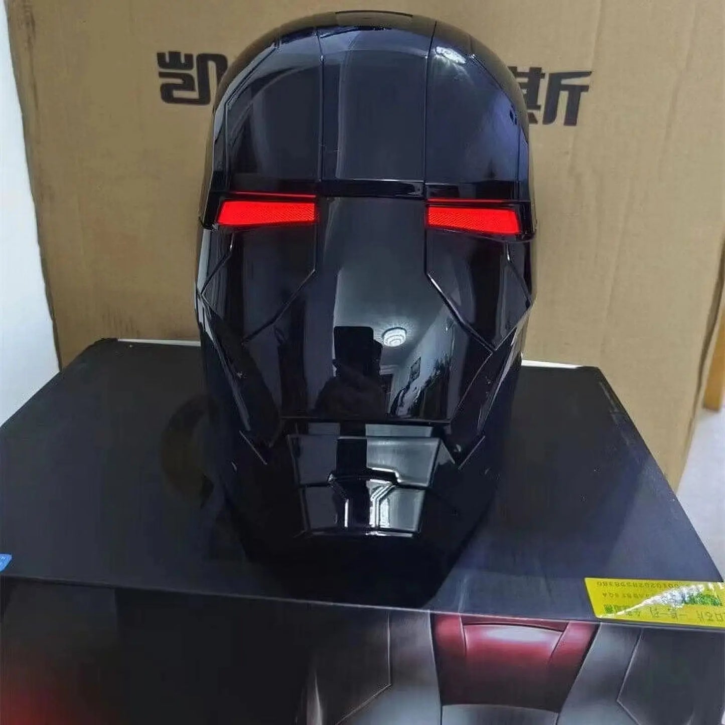 Czarny hełm Iron Mana MK5 – oczy LED i sterowanie głosowe do cosplayu