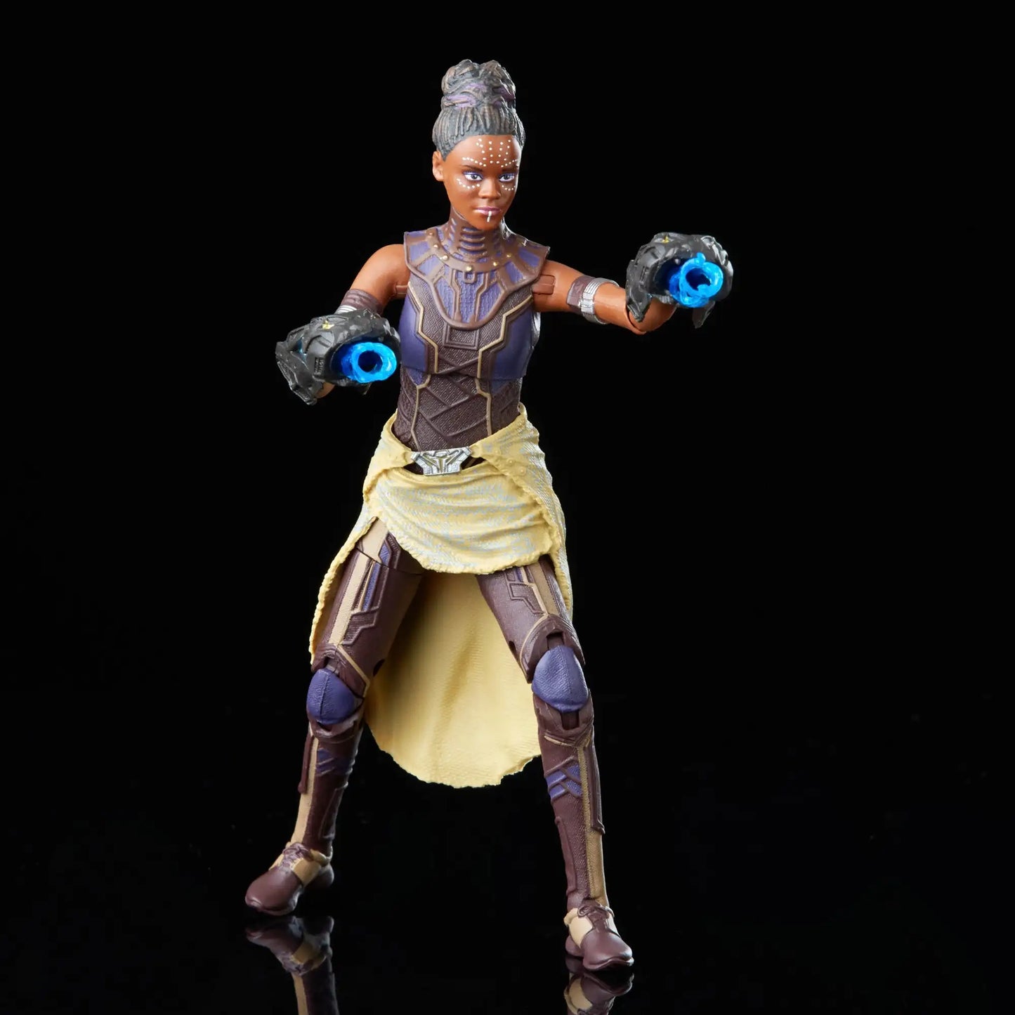 Figurka Avengers Okoye – czerwono-srebrna zbroja Dora Milaje