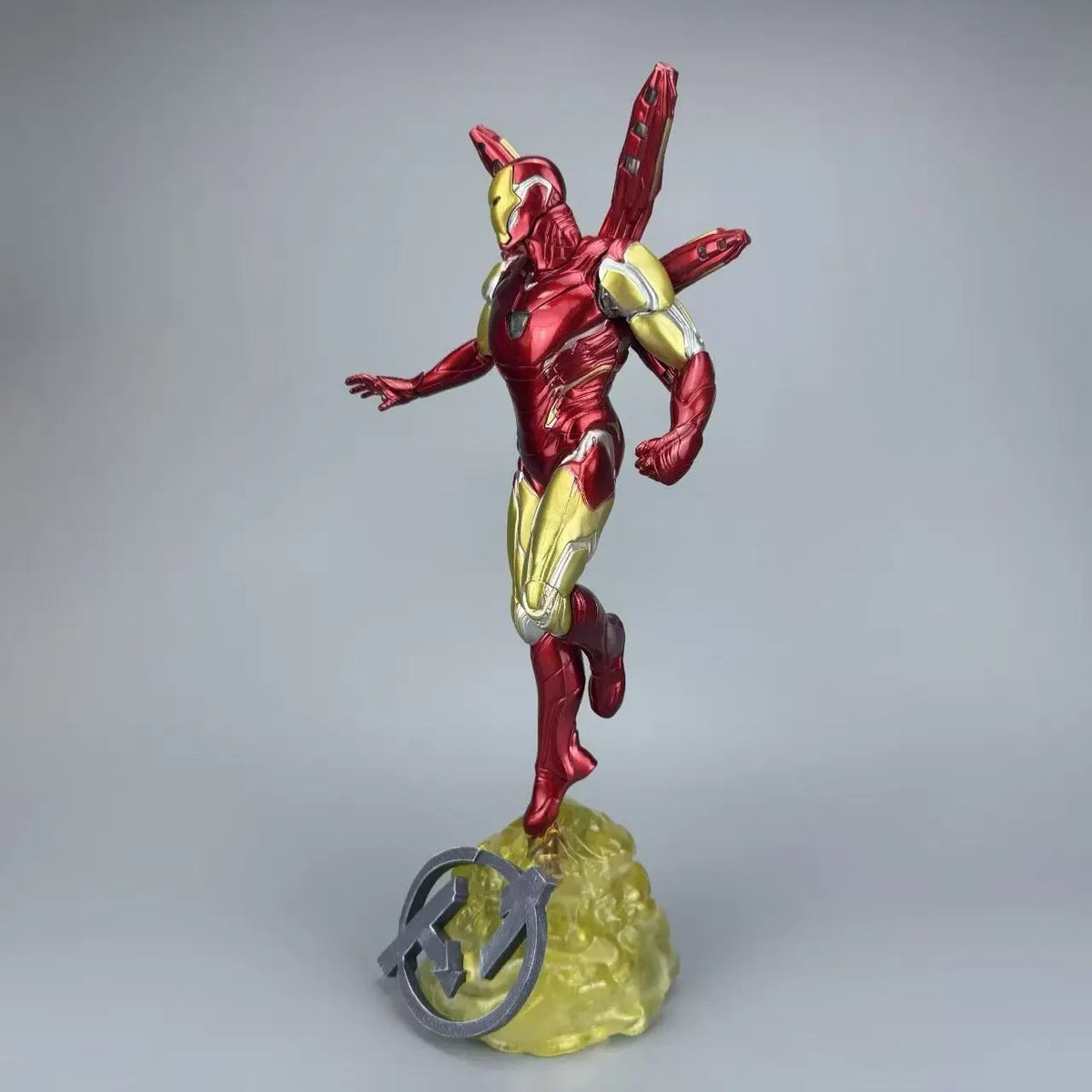 Figurka Iron Mana z podwójną głową LED – nocna panorama Avengers