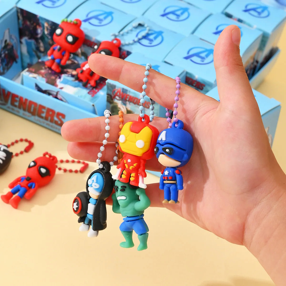 Ślepe pudełko z silikonowym brelokiem Avengers — zestaw 24 sztuk