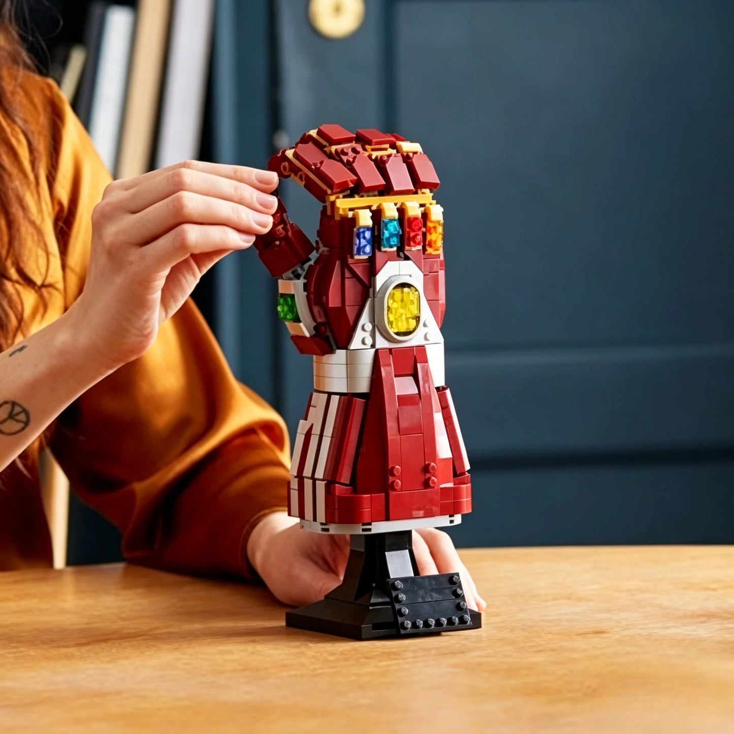Puzzle 3D Rękawica Nieskończoności Iron Mana – zestaw konstrukcyjny, 675 elementów, czerwono-złoty