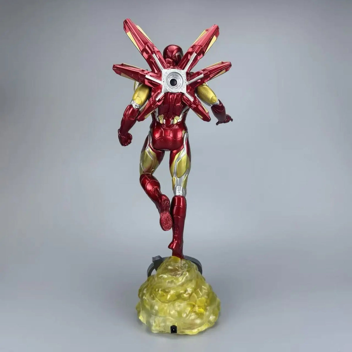 Figurka Iron Mana z podwójną głową LED – nocna panorama Avengers