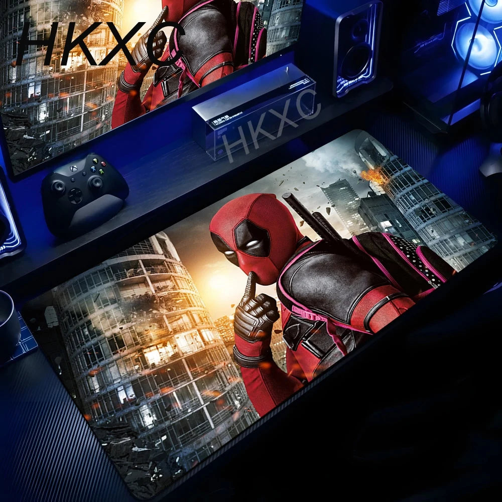 Podkładka pod mysz Marvel Deadpool – palec przy ustach, płonące miasto