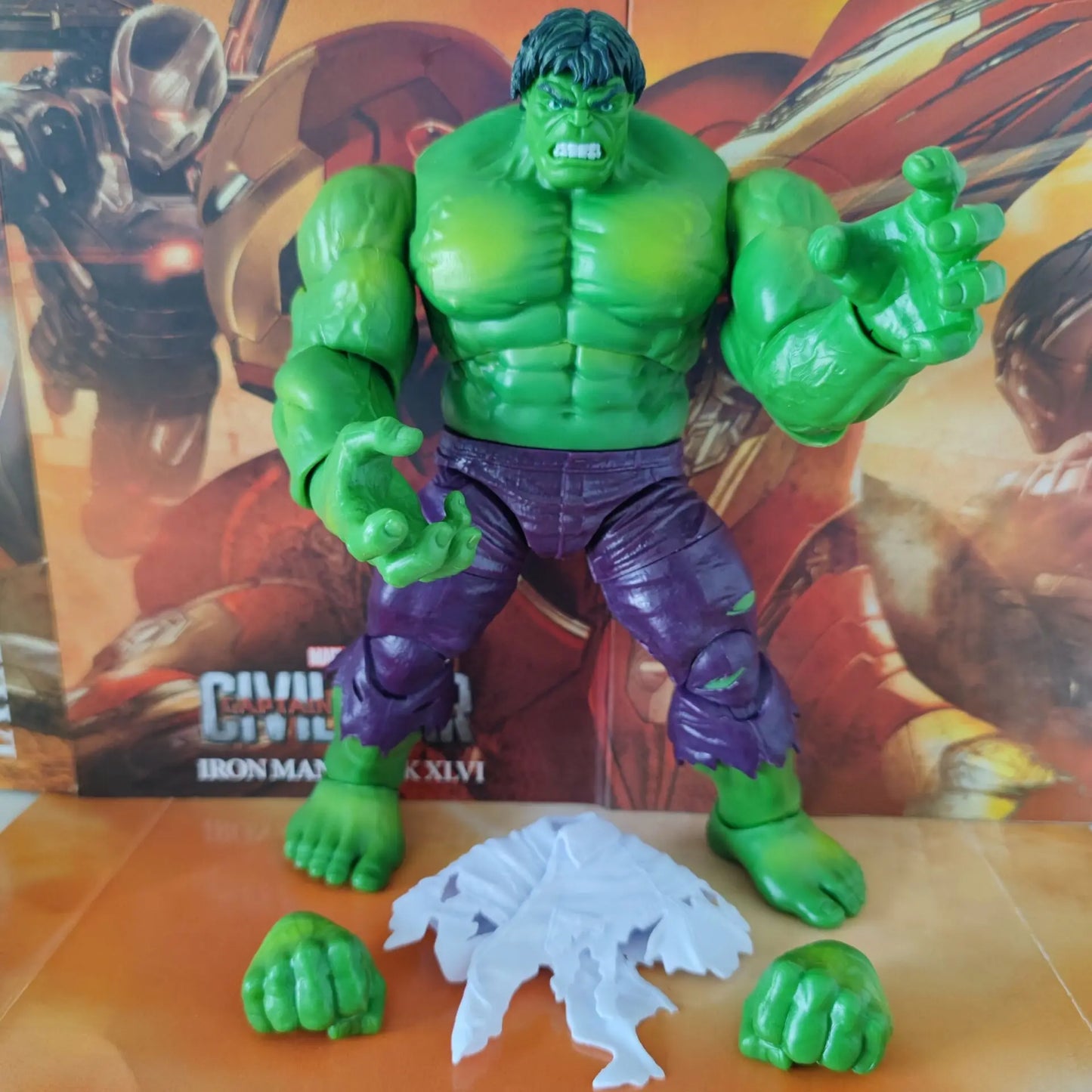 Ruchoma figurka Hulka Marvel Legends 80th — w podartej koszuli, 20 cm
