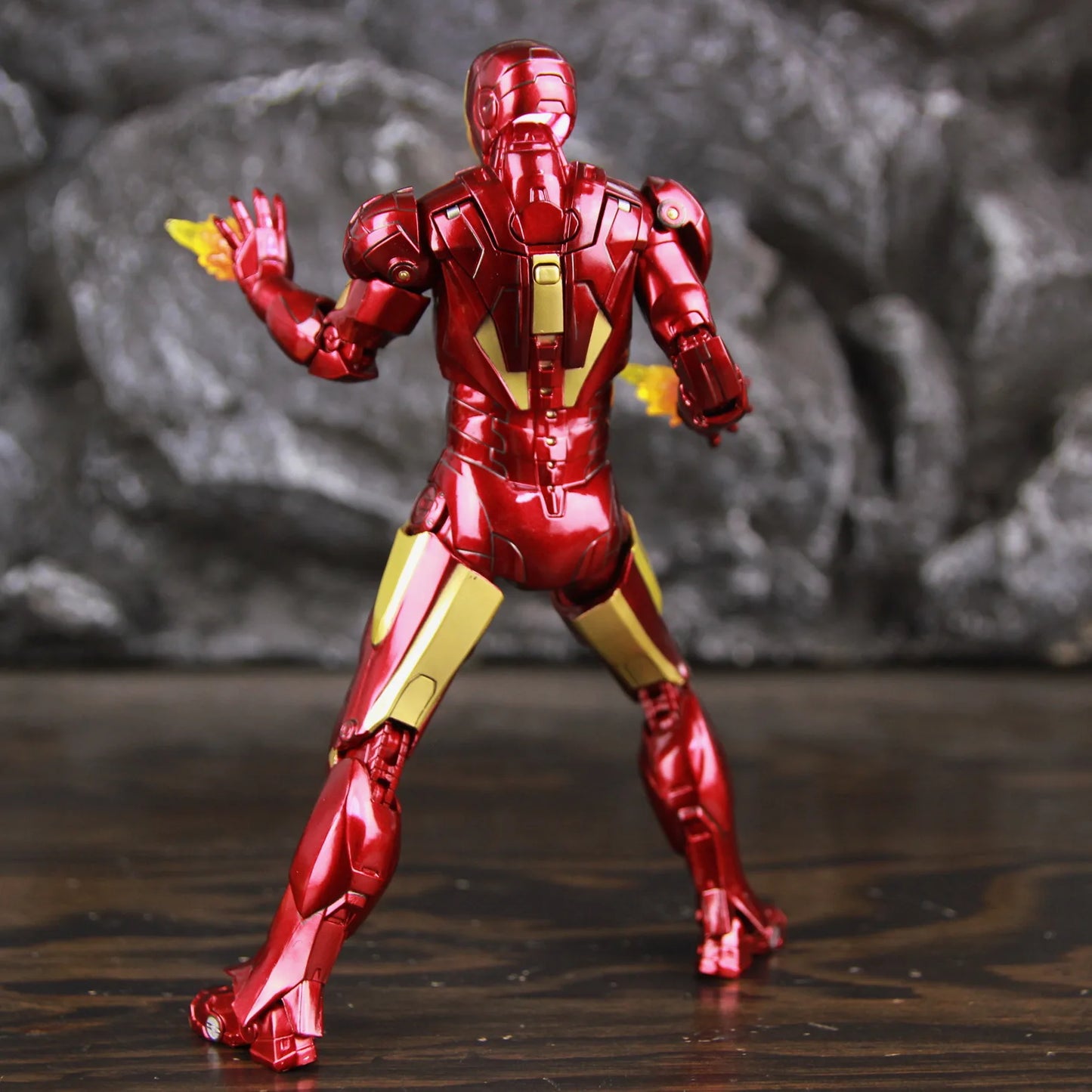 Figurka LED Avengers Iron Man Mark IV – efekt płomieni napędowych