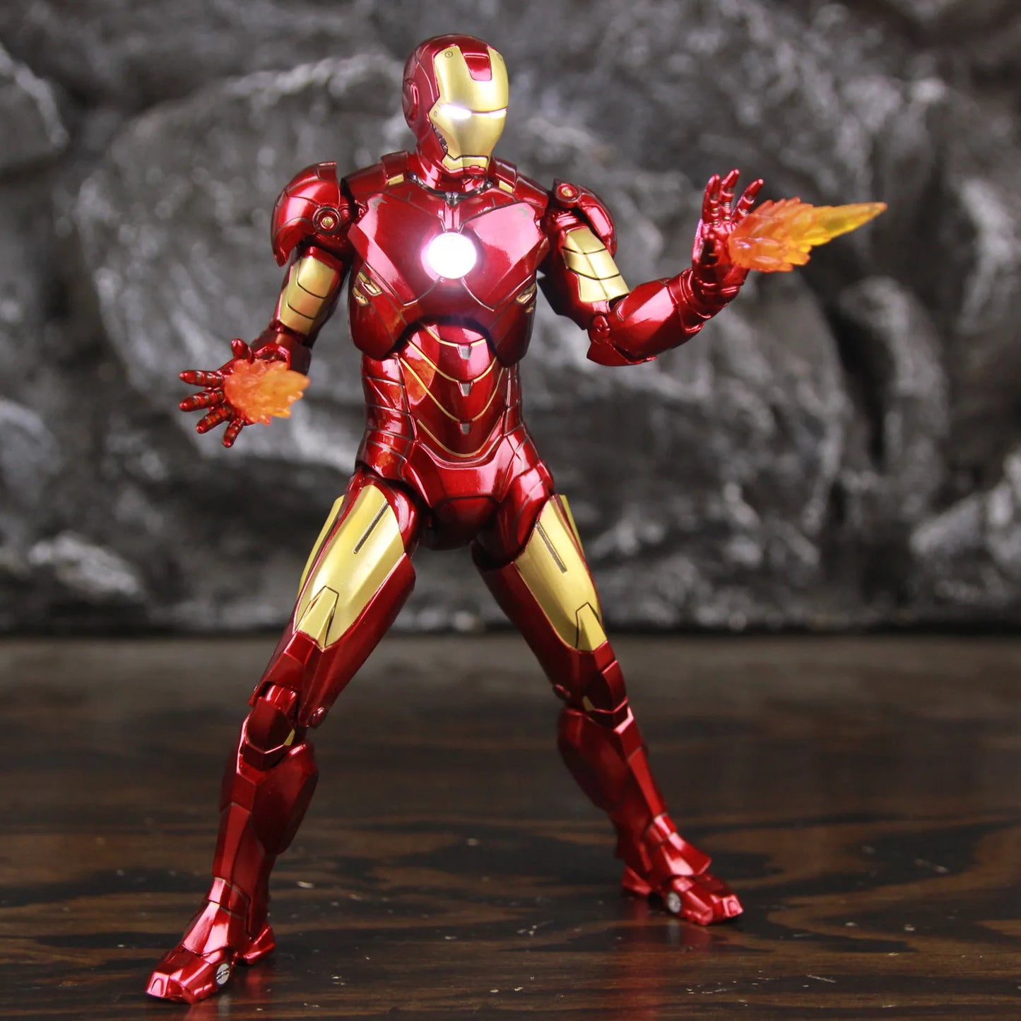 Figurka LED Avengers Iron Man Mark IV – statyczna poza, wymienne dłonie