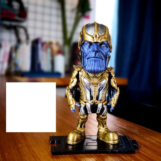 Figurka Thanosa — mini chibi w złotej zbroi