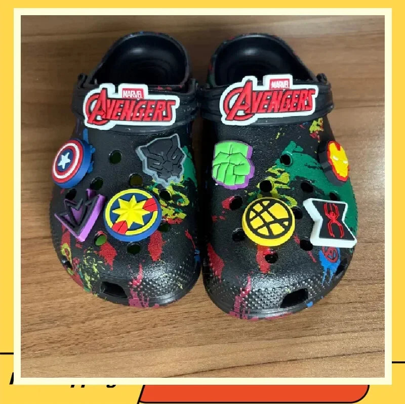 Klapki Avengers z wieloma bohaterami – czarne tło z rozpryskami