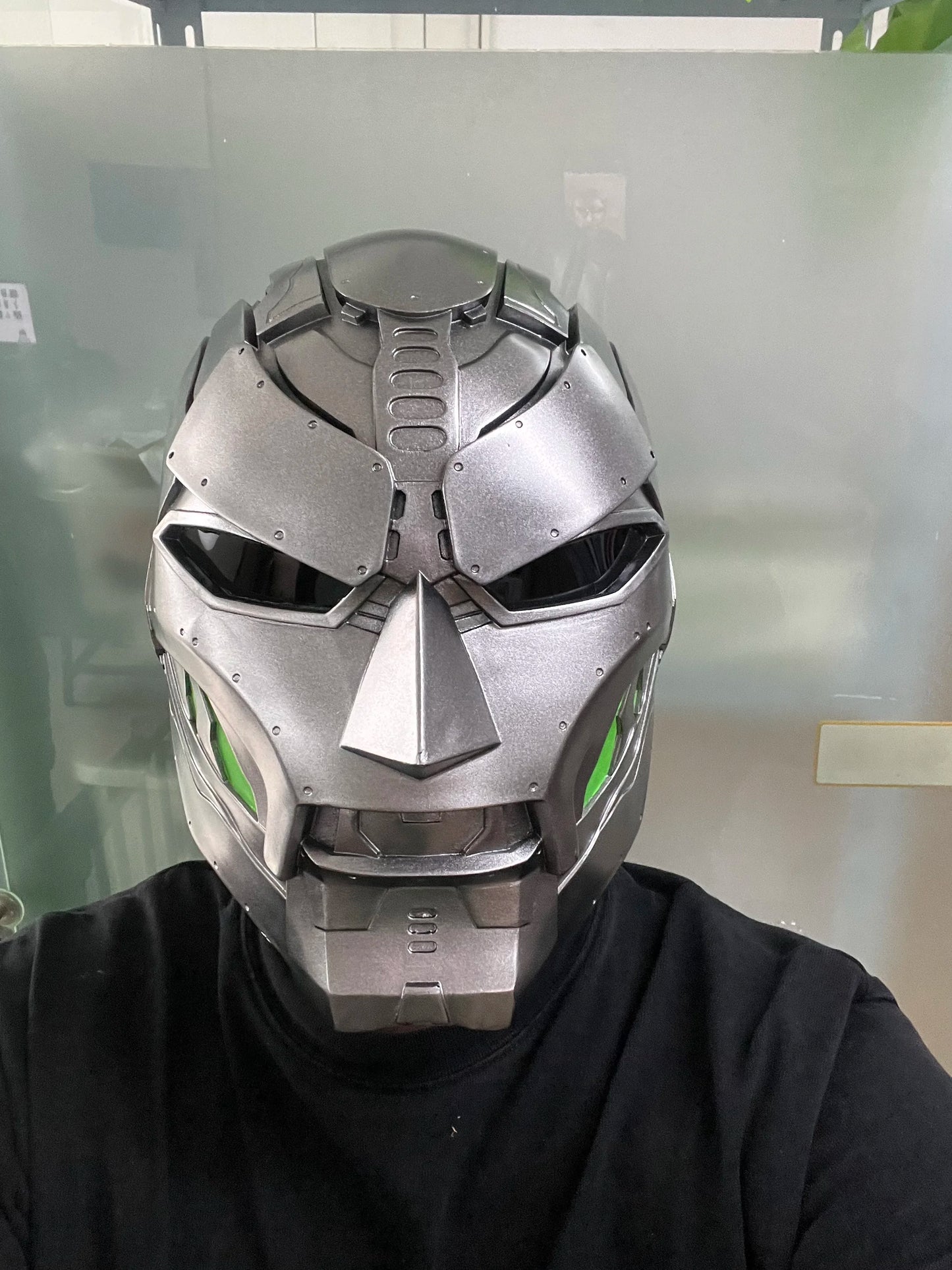 Maska Doctor Doom – srebrny metalowy hełm o kanciastym designie, zielony