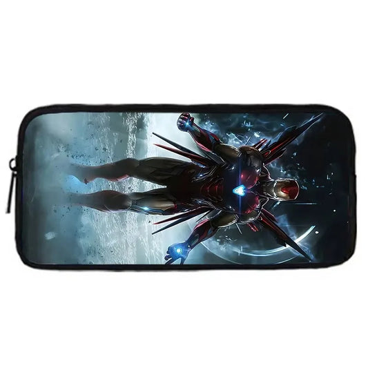 Piórnik Avengers Iron Man – zawieszona zbroja, zaśnieżony krajobraz