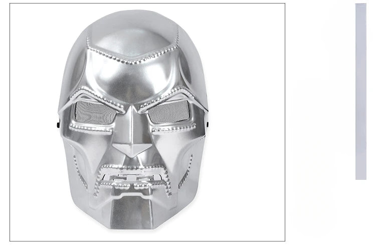 Strój Doctor Doom – srebrny kombinezon-zbroja z czarną peleryną