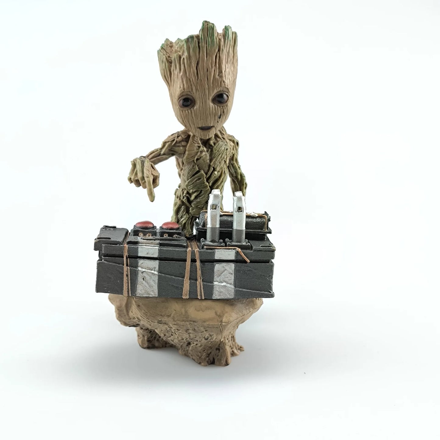 Figurka Hot Toys Baby Groot – PVC z przyciskiem detonatora