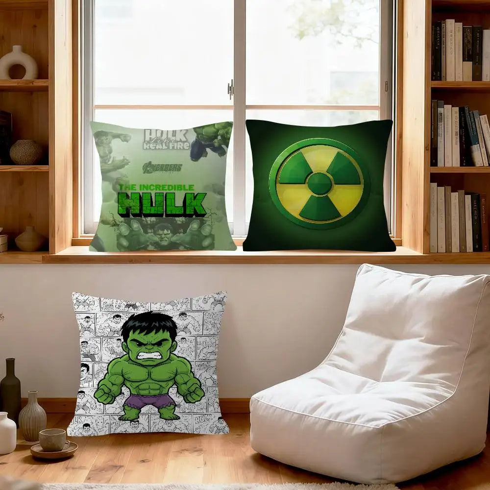 Poszewka na poduszkę Hulk – widok od tyłu, gazetowe tło