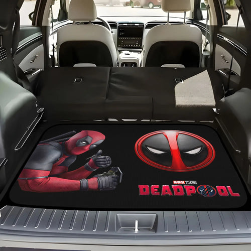 Mata do bagażnika Deadpool – siedzący, z uniesionym kciukiem, logo Marvel