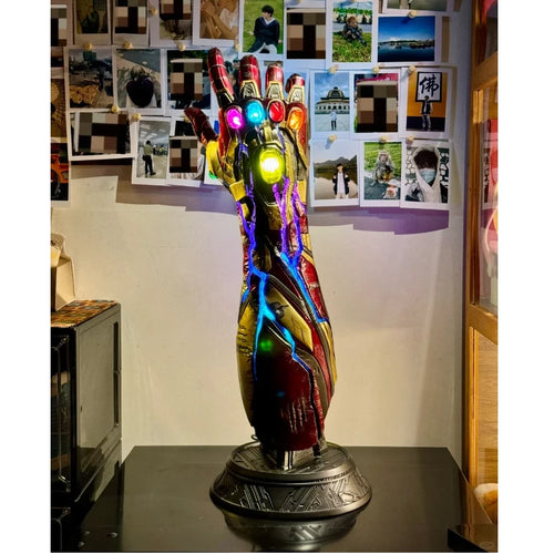 Figurka Avengers Infinity Gauntlet – replika LED 1:1