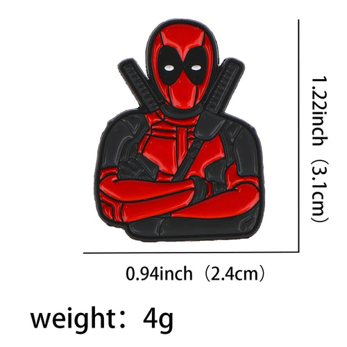 Metalowa przypinka Deadpool ze skrzyżowanymi ramionami – broszka z katanami na plecach