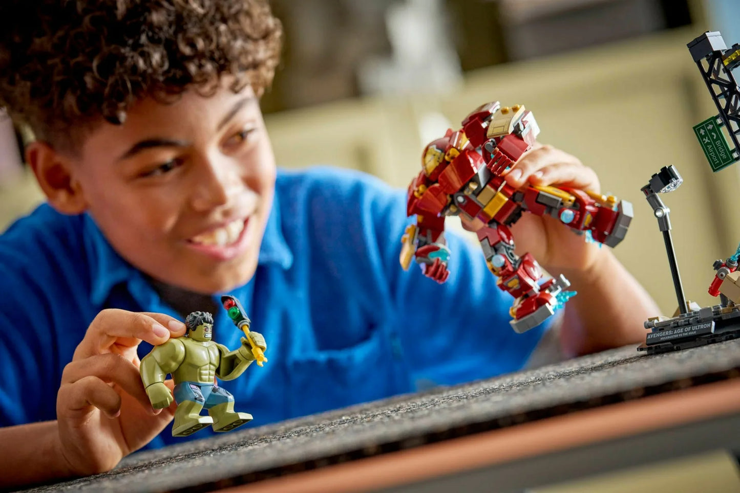 LEGO Marvel 76343 - Epicka bitwa Hulkbustera z Hulkiem, 413 elementów