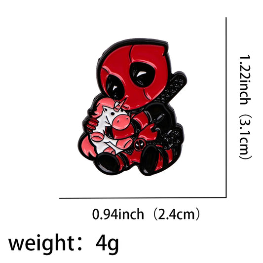 Metalowa przypinka Deadpool przytulającego jednorożca – siedząca postać Chibi