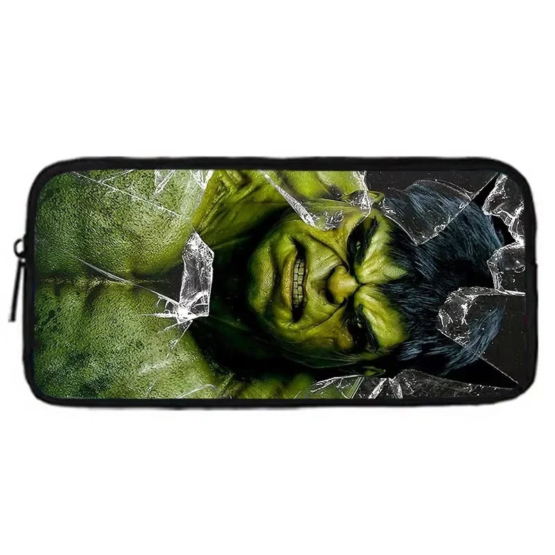 Piórnik Hulk – efekt rozbitego szkła na twarzy