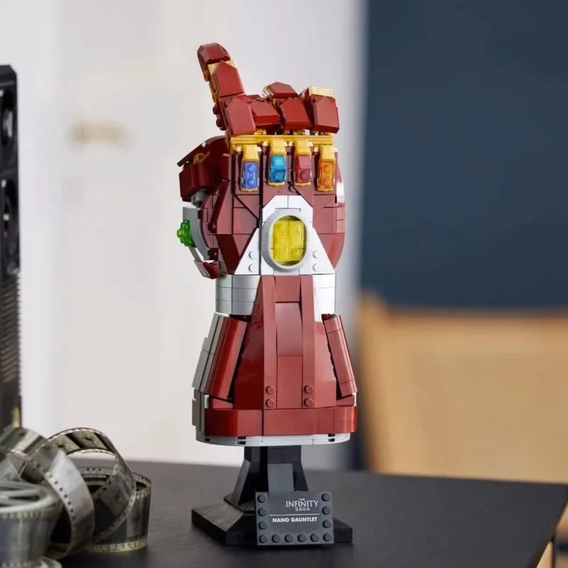 Figurka z klocków Avengers Nano Gauntlet – Rękawica Nieskończoności, 675 elementów