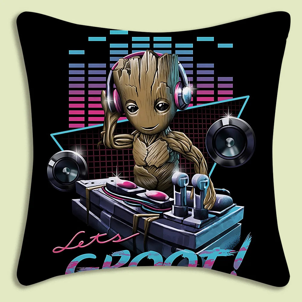 Poszewka na poduszkę Baby Groot – płonąca zapałka, drewniane polana