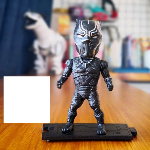Figurka Czarnej Pantery — mini chibi z zaciśniętymi pięściami