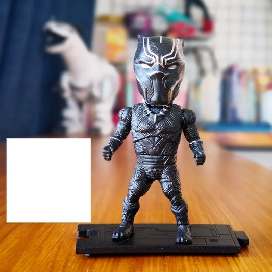 Figurka Czarnej Pantery — mini chibi z zaciśniętymi pięściami