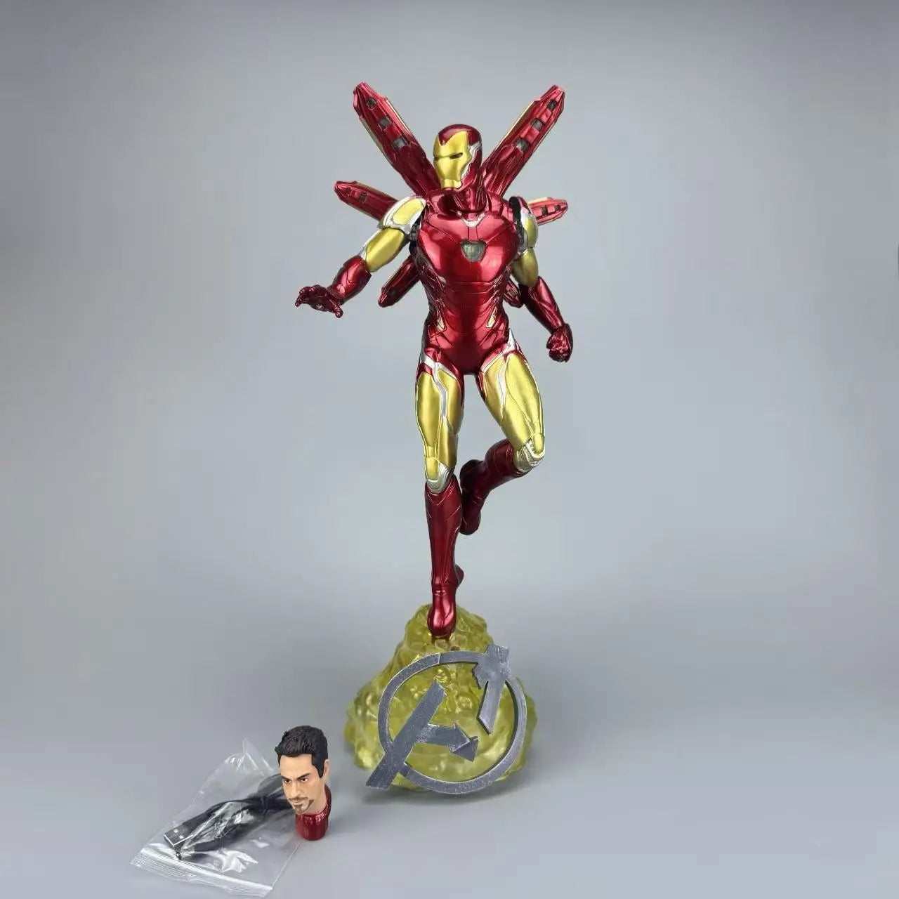 Figurka Iron Mana z podwójną głową LED – nocna panorama Avengers
