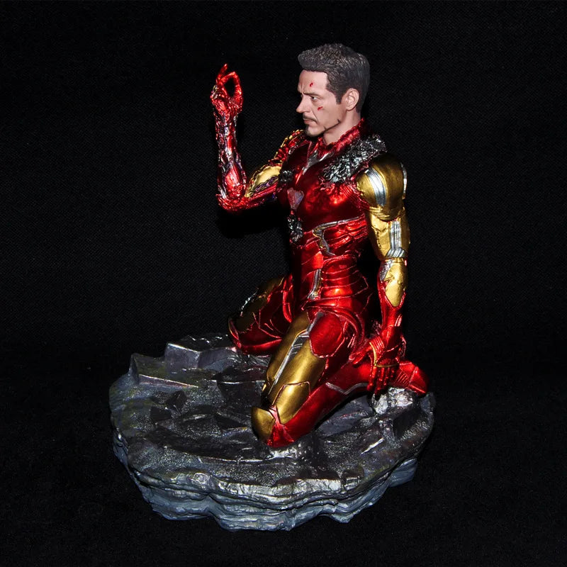 Figurka Iron Man – uszkodzona żywiczna statua MK85 w pozycji klęczącej