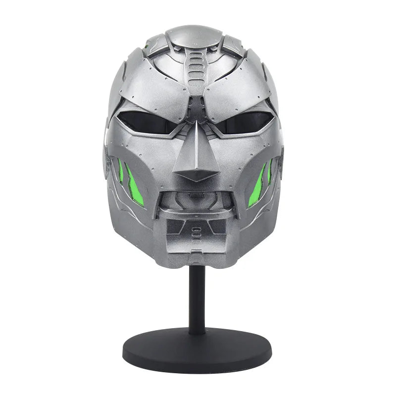 Maska Doctor Doom – srebrny metalowy hełm o kanciastym designie, zielony