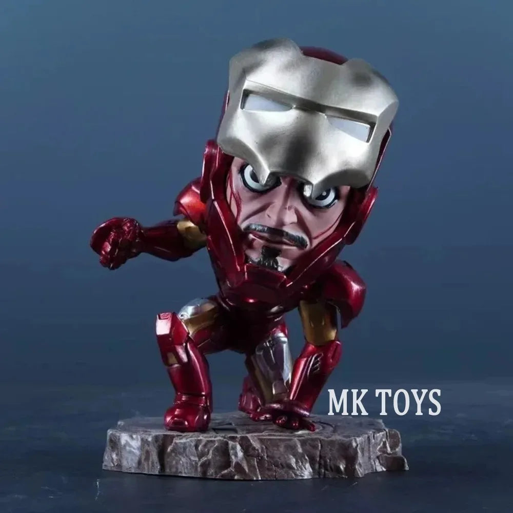 Figurka klęczącego Iron Mana w stylu chibi — MK Toys, 13 cm