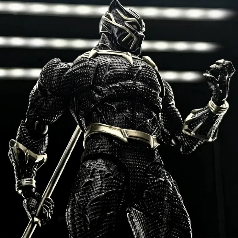 Ruchoma figurka Black Panther 3.0 - tekstura łusek, złota, ozdobna włócznia