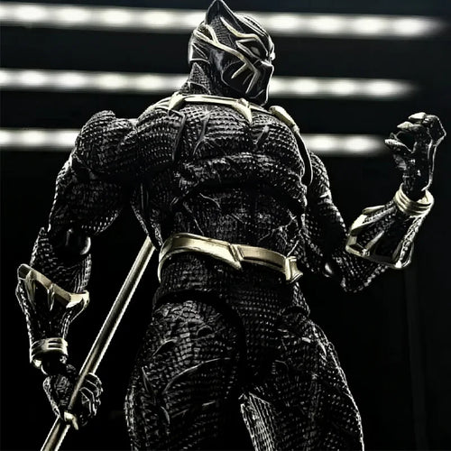 Ruchoma figurka Black Panther 3.0 - tekstura łusek, złota, ozdobna włócznia