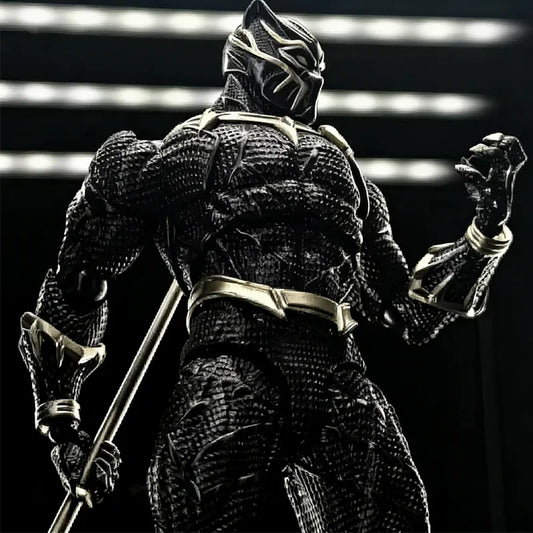 Ruchoma figurka Black Panther 3.0 - tekstura łusek, złota, ozdobna włócznia