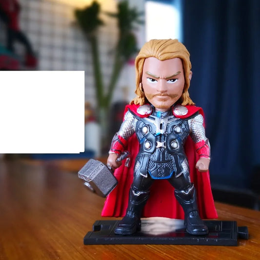 Figurka Thora — mini chibi z młotem Mjolnirem