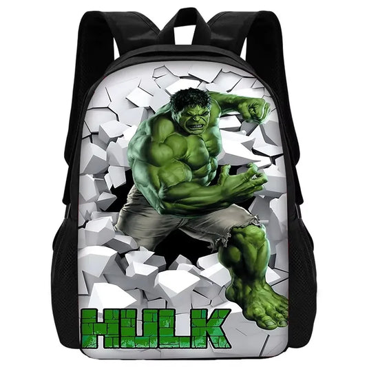 Plecak dziecięcy Hulk – cała postać przebijająca się przez popękaną białą ścianę