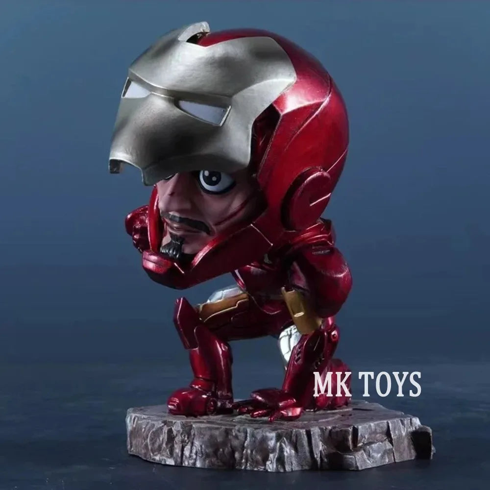 Figurka klęczącego Iron Mana w stylu chibi — MK Toys, 13 cm