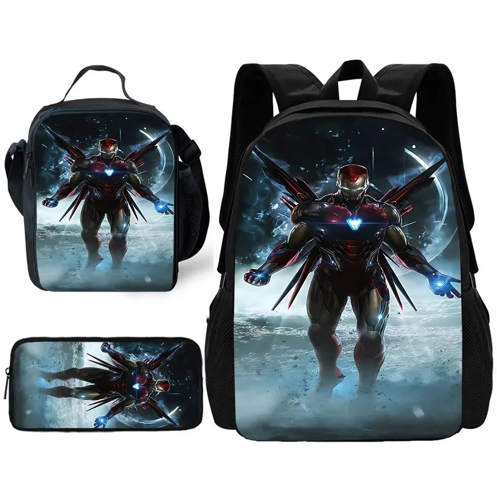 Zestaw plecak + piórnik Avengers Iron Man – rozłożone skrzydła, zaśnieżone tło