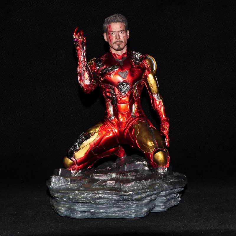 Figurka Iron Man – uszkodzona żywiczna statua MK85 w pozycji klęczącej