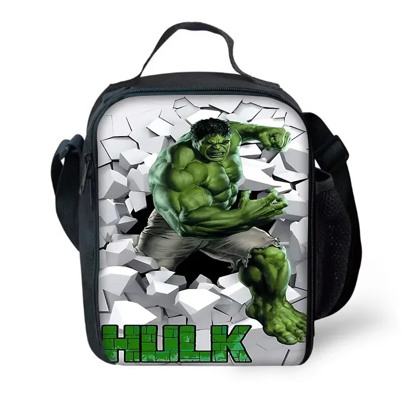 Torba na lunch Hulk – cała postać przebijająca się przez popękaną białą ścianę
