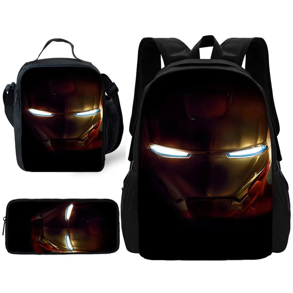 Zestaw z tornistrem Avengers Iron Man – zbliżenie na ciemny hełm