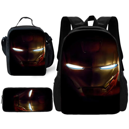 Zestaw z tornistrem Avengers Iron Man – zbliżenie na ciemny hełm