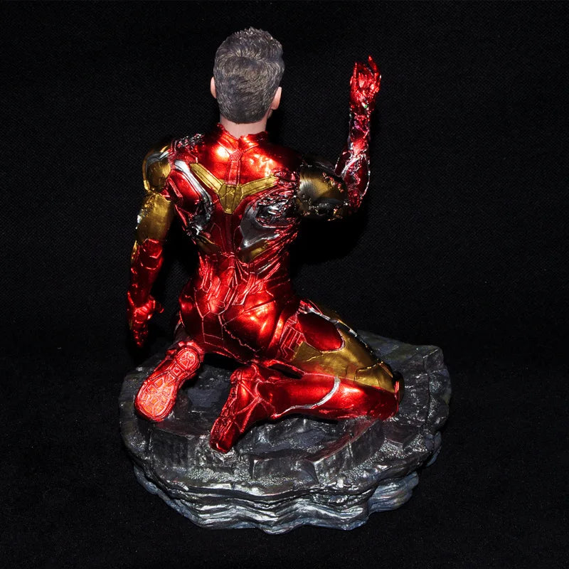 Figurka Iron Man – uszkodzona żywiczna statua MK85 w pozycji klęczącej