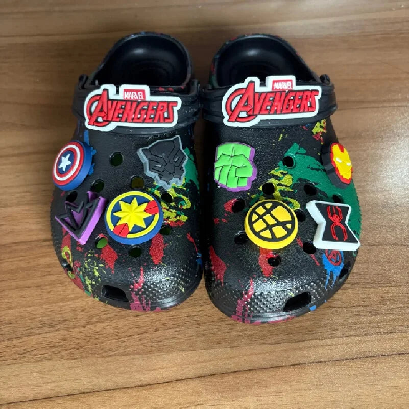 Klapki Avengers z wieloma bohaterami – czarne tło z rozpryskami