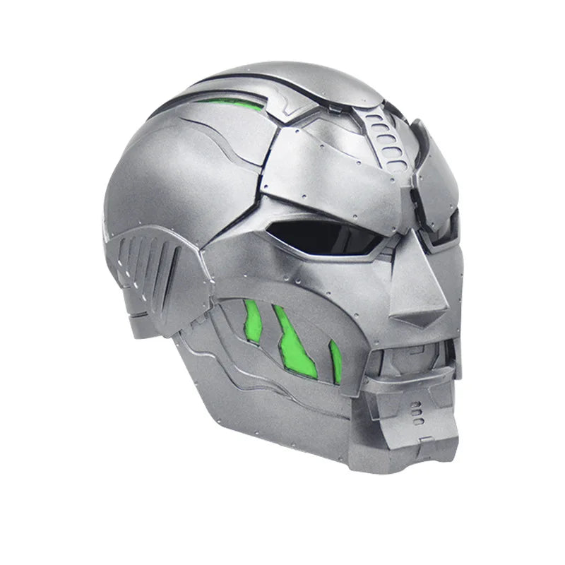Maska Doctor Doom – srebrny metalowy hełm o kanciastym designie, zielony