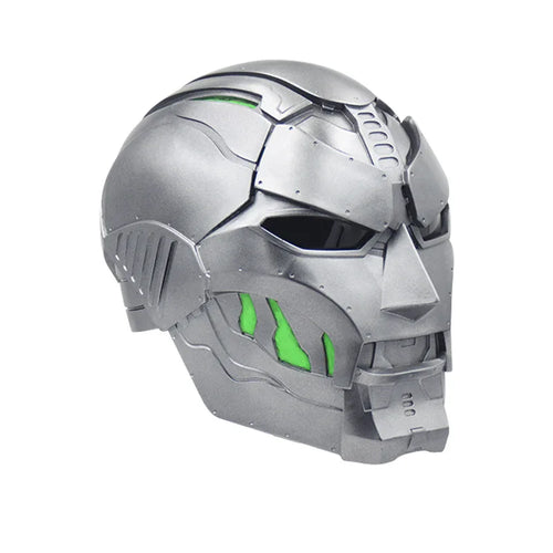 Maska Doctor Doom – srebrny metalowy hełm o kanciastym designie, zielony