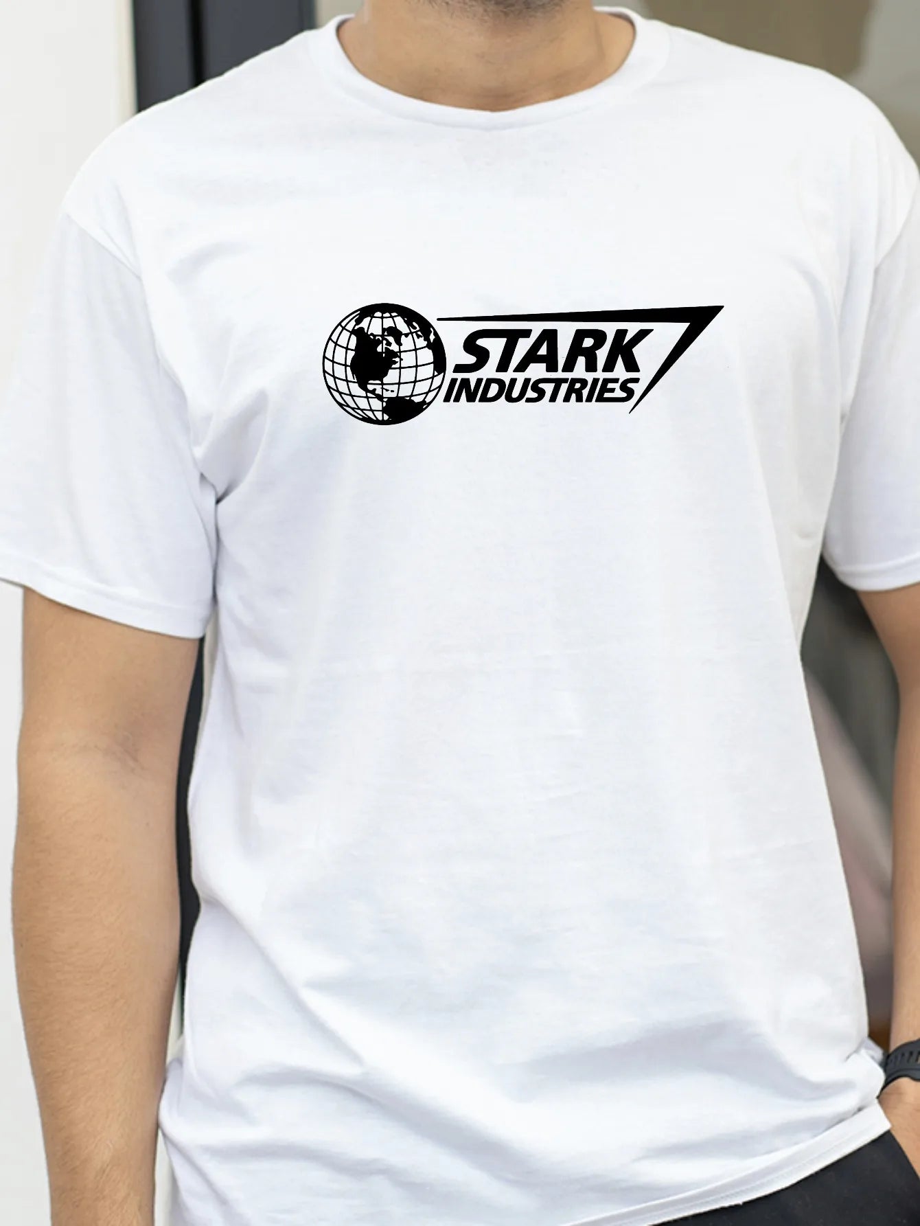 Oversize’owy T-shirt Stark Industries – czarne logo